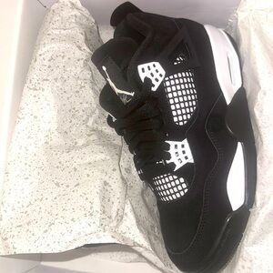 Retro 4s White Thunder ⚡️⚡️⚡️‼️‼️‼️BRAND NEW, NEVER WORN‼️‼️‼️